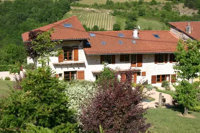 Image de Propriété à louer avec jardin paysagé et terrasse avec belle vue sur la vallée