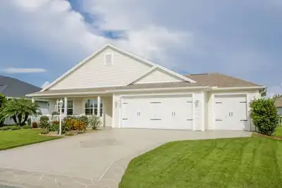 Image de Feels like home! Pristine and versatile home in the sun; center of the villages