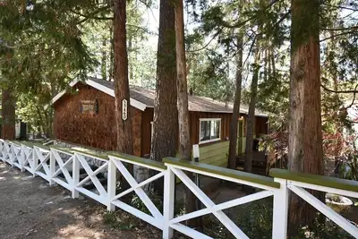 Image de Fully fenced backyard for pets. Pets stay free!