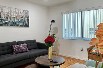 Image de Beautiful and renovated with great location and parking.