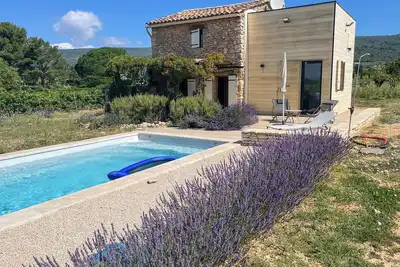 Image de Romantique Cabanon au milieu des cerisiers