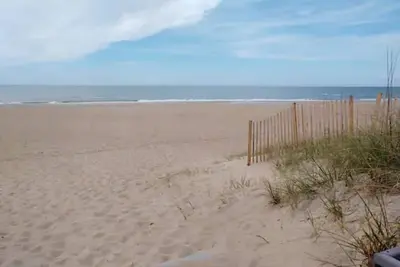 Image de 3 Minute walk to the ocean, Overlooks the pool! ! !