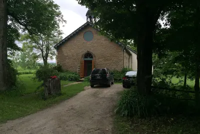 Image de 1870's stone schoolhouse steps from the Bruce Trail overlooking Beaver Valley