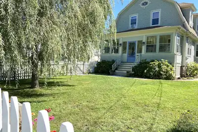 Image de Downtown Mystic Home Private Driveway Fenced in Yard Discounted longer stays