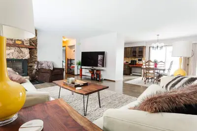 Image de Relaxing Lake Haven - Full House - Close to Everything!