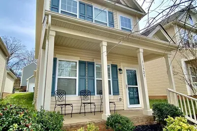 Image de Quiet and Beautiful House in a Wonderful location near 2 Lakes and Charlotte!