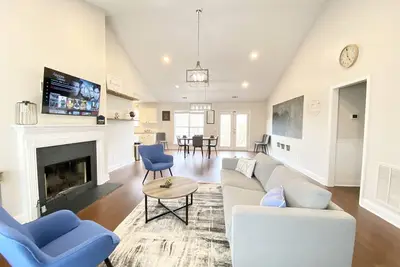 Image de 🌈 🏡Stylish & Cozy Vibes, Just Minutes from Road Atlanta💥