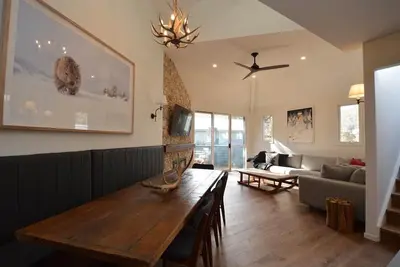 Image de Newly renovated Large 3 bed townhouse + 2 car garage close to slopes & village