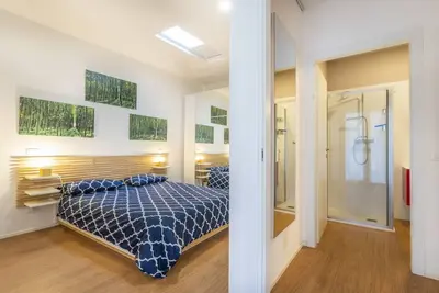 Image de Jordi-Apt's little house downtown with patio! x2