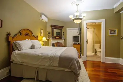 Image de Downtown Liverpool elegant suite, antiques, wood floors, in historic Queen Anne