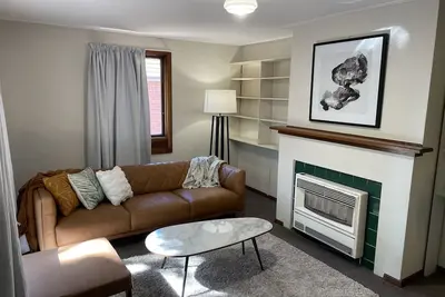 Quaint & Cosy Stay in leafy prestigious suburb