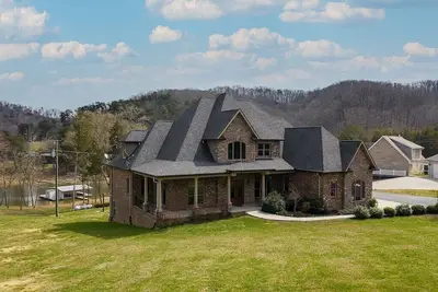 Image de Grace Filled Homes' Super Easy & Gentle Slope to your Private Dock