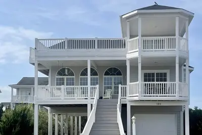 Image de Spacious family home with private beachfront pool and clubhouse