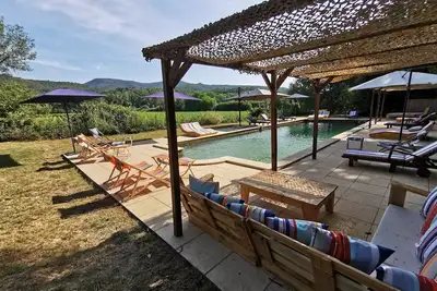 Image de Gite 6 personnes dans domaine avec piscine