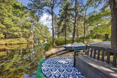 Image de Designer Log house lake front access Indoor outdoor pool and ski resort nearby \n