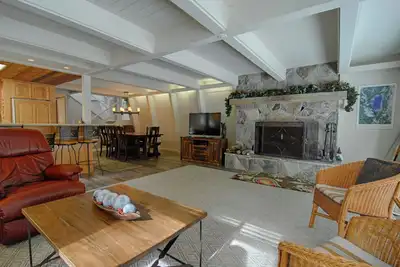 Image de Chalet w\/Large Deck, Ping Pong Table, Spacious Bunk Room \"Agate Bay Chalet\"