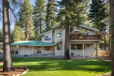 Image de Lake Views, Hot Tub, Across from Beach, Garage \"Sandy Shores Villa\"