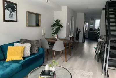 Image de Lux and Modern Newly Renovated Greys Ferry Home Near Center City