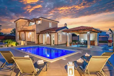 Image de Prunkvolle Villa mit GroĂźem Pool