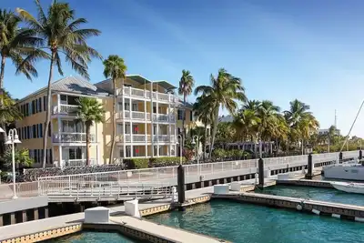 Image de Two-bedroom townhouse overlooking the harbor. \n  \nONLY Available Nov. 9 - Nov 16