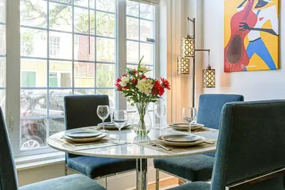 Image de 20% Off Monthly | 10% Off Weekly-Modern Condo Steps to St. Charles Ave & Close to Fq