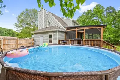 Image de New! Cozy Raleigh Home w/ Porch & Fenced yard-Mins to Downtown! *pet friendly*