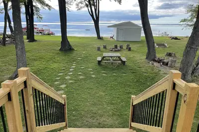 Image de Six Bedroom Lakefront Home on Houghton Lake