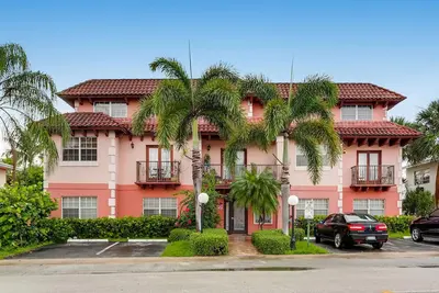 Image de Spacious and Charming 2 level beach condo