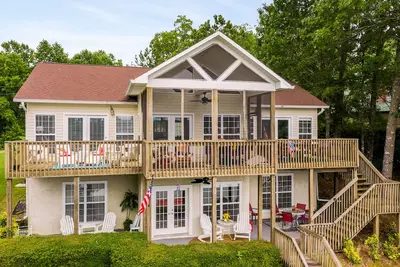 Image de Blue Door -Entertainment area with a pooltable, game table, smart television.