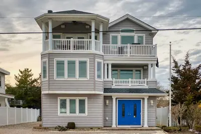 Image de Beachside 8br • 1 Block from Ocean • Family & Wedding Friendly – Year Round