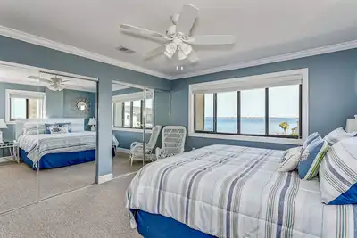 Image de Updated waterfront condo. Short walk to the Beach! Family friendly