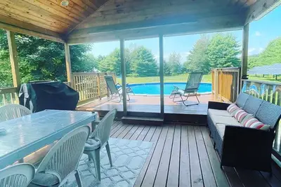 Image de Relaxing Adirondack Escape with Pool & Large Deck, 8 miles to Lake George