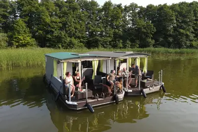 Image de Bateau \"Priepert 2\" dans la région des lacs du Mecklembourg avec terrasse couverte