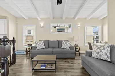 Image de 39th Street Beach House steps to sand, air-conditioning, beach gear and bikes!