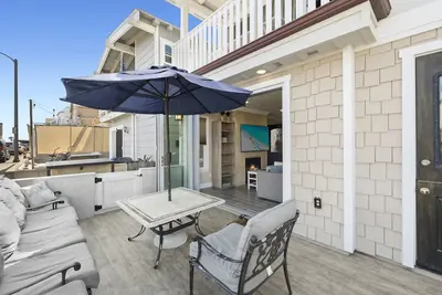 Image de 39th St Beach House - Steps to Sand - Air-Conditioning, Bikes and beach gear! !