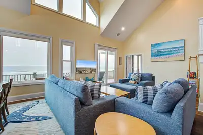 Image de Oceanfront gem with amazing views, deck, & loft - walk to downtown Folly Beach
