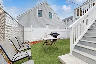 Image de Cute getaway near the beach with full kitchen, fast WiFi, & furnished deck