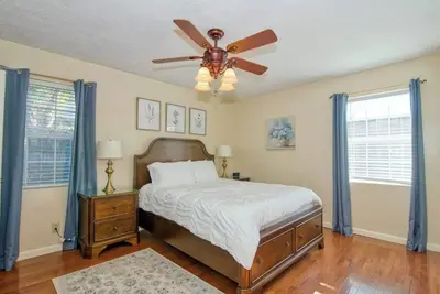 Image de Relax at the serene and spacious duplex nestled in the peaceful, family-friendly neighborhood.