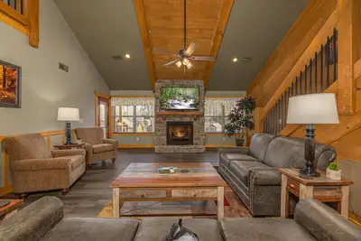 Image de 3br, hot tub, pool table. Free attraction tickets!