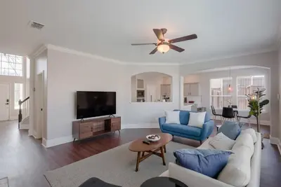 Image de Pearl White Dream Home With Private Pool & Theatre