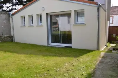 Image de 66 m² house with enclosed garden, 400m walk to the main beach and all amenities