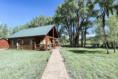 Image de On the river! Private patio. 2 large yards. Dog friendly. Book now for summer!