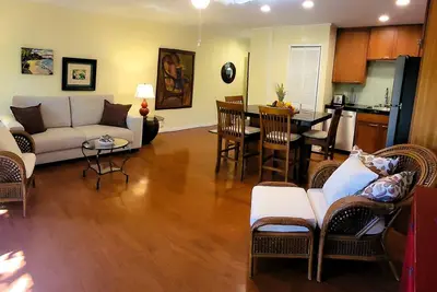 Image de Oceanfrnt Gem! Can We Treat U to Dinner at Dukes?