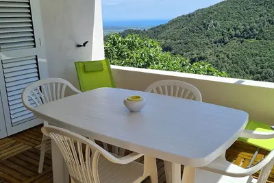 Charmant rez de maison de village type T2 vue sur la mer et maquis