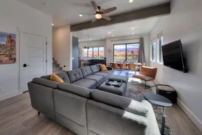 Image de Luxury twin home. Beautiful views. Private hot tub. Covered outside patio.