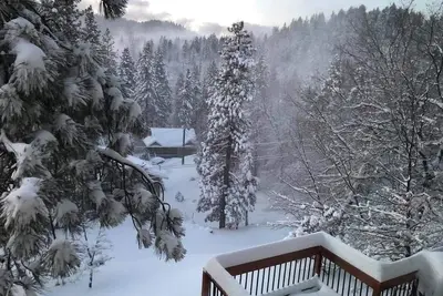 Image de True Log Cabin, located 4 miles from Snow Valley, with an Awesome wooden Deck.