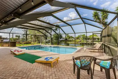 Image de Villa Mahana - Family-friendly salt water electric-heated pool home w/Gulf access - Swfl Rentals