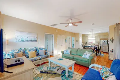 Image de Walk to the Beach Darling Cottage w/ Screened Porch, Ac & Shared Pool/Hot Tub