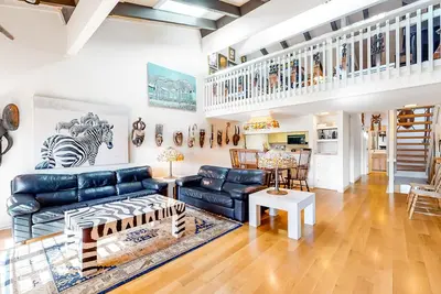 Image de Unique Condo w/WiFi, Gas Fireplace, 2 Balconies, Shared Pool, Deck, Private W/D