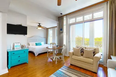 Fourth-floor studio with shared pool, fast WiFi, washer/dryer, & central Ac